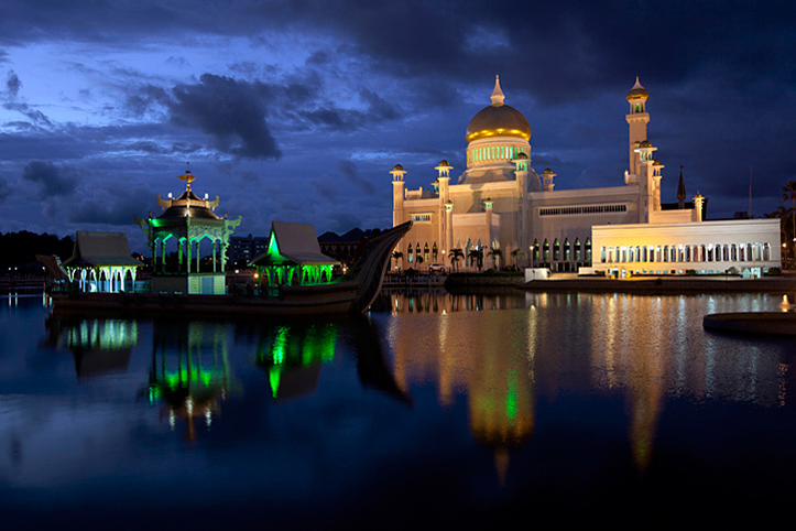 Sultanate of Brunei. Bandar Seri Begawan. Omar Ali Saifuddien mosque. © Pascal Meunier