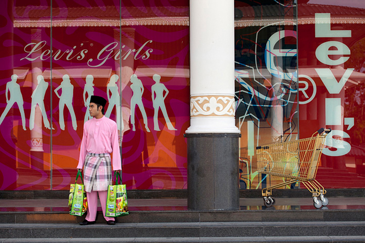 Sultanate of Brunei. Bandar Seri Begawan. Shopping. Hobby.  Pascal Meunier