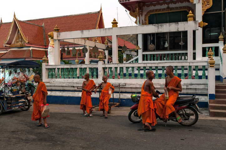 Thailand. The Buddha's caves. At the gates of Nirvana. Wat Tham Mangkon Thong