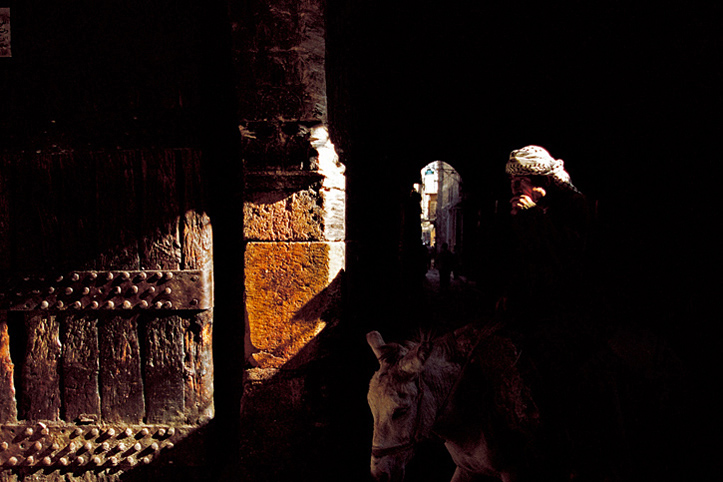 Syria. Aleppo. Messenger of the souq