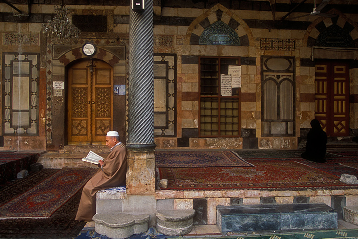 Syrie. Damas. Mosque. Prire et lecture du Coran