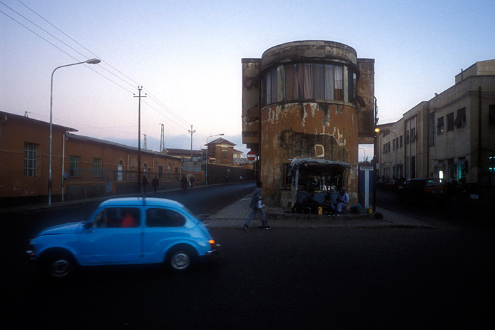 Erythre. Asmara. Btisse Art Dco et Fiat 600