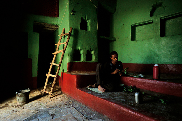 Ethiopie. Harar. Pause qat. Maison en restauration
