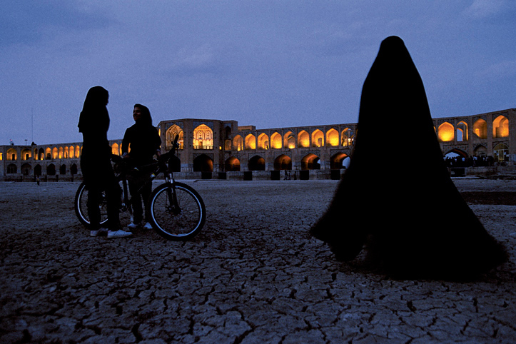 Iran. Ispahan. Scheresse au pont Khadjou