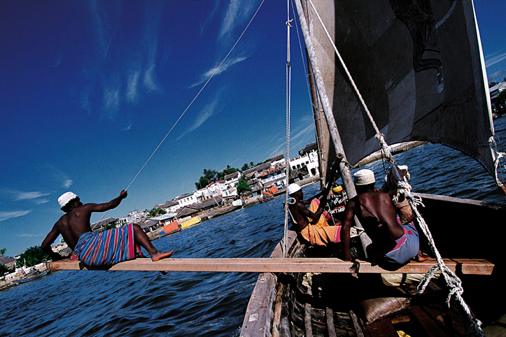 Kenya. Lamu. Arrivée en boutre sur l'île