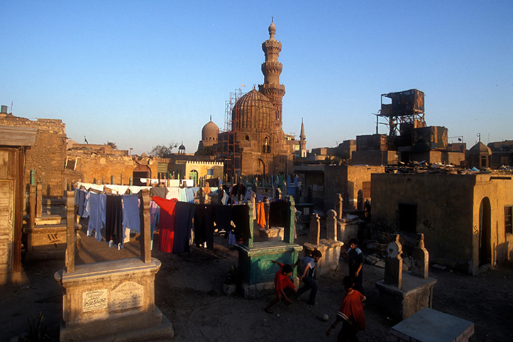 Egypte. Le Caire. Football dans la ncropole