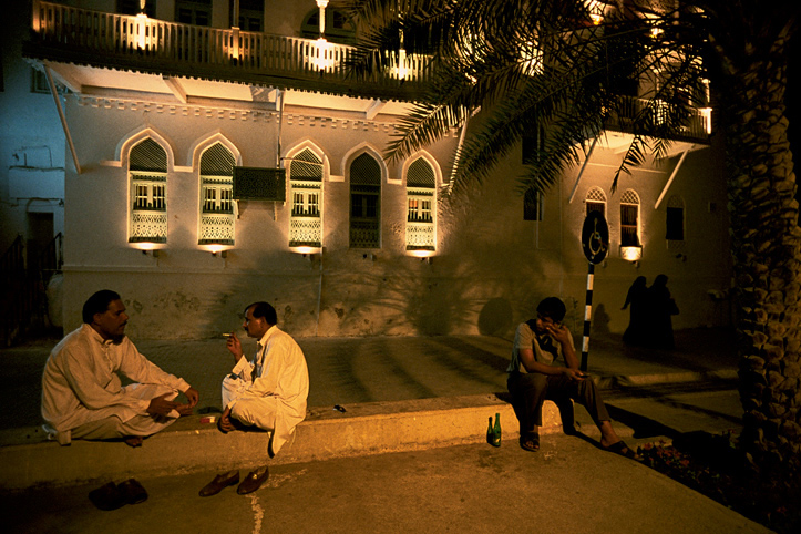 Sultanat d'Oman. Mascate. RDV nocturne devant des maisons indiennes