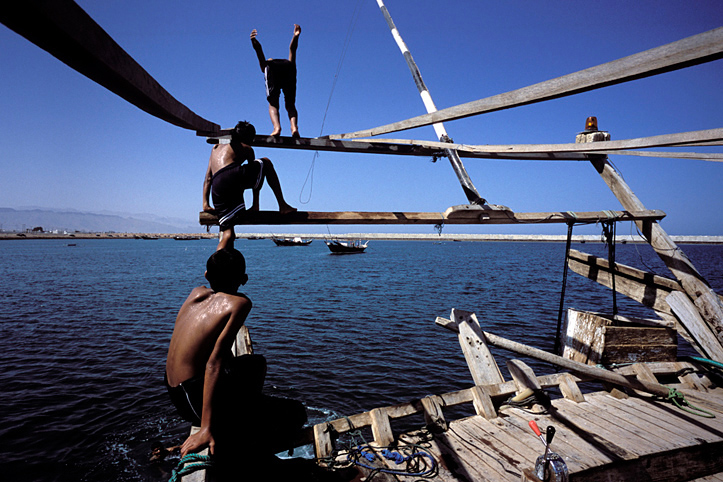 Sultanate of Oman. Dives competition on dhow