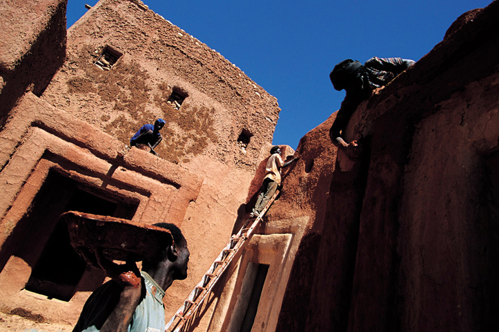 Mauritania. Oualata. Restoration with banco