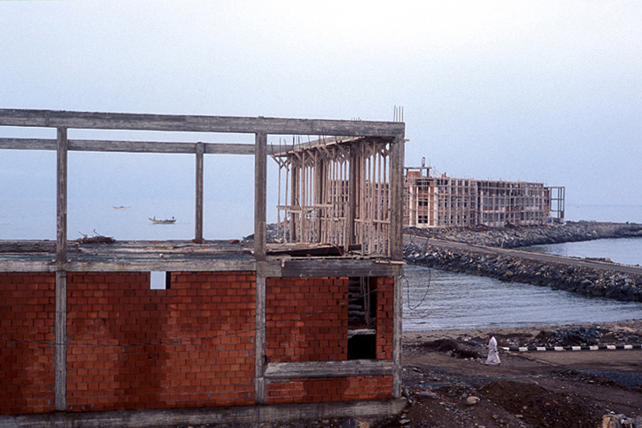 Yemen. Tihamah. Hodeidah. Cornice under construction