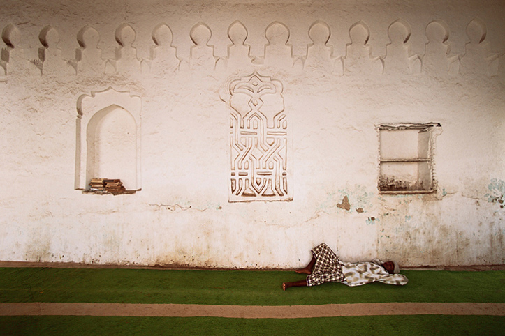 Yemen. Tihamah. Zabid. Nap in a mosque