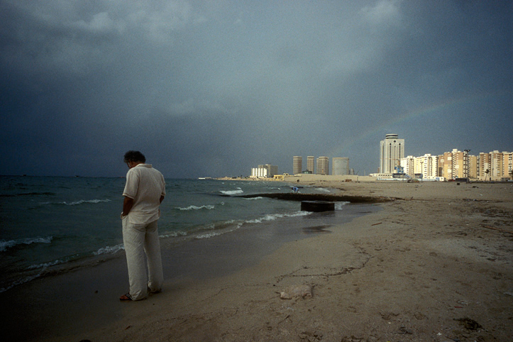 Libye. Tripoli. Plage et ville moderne